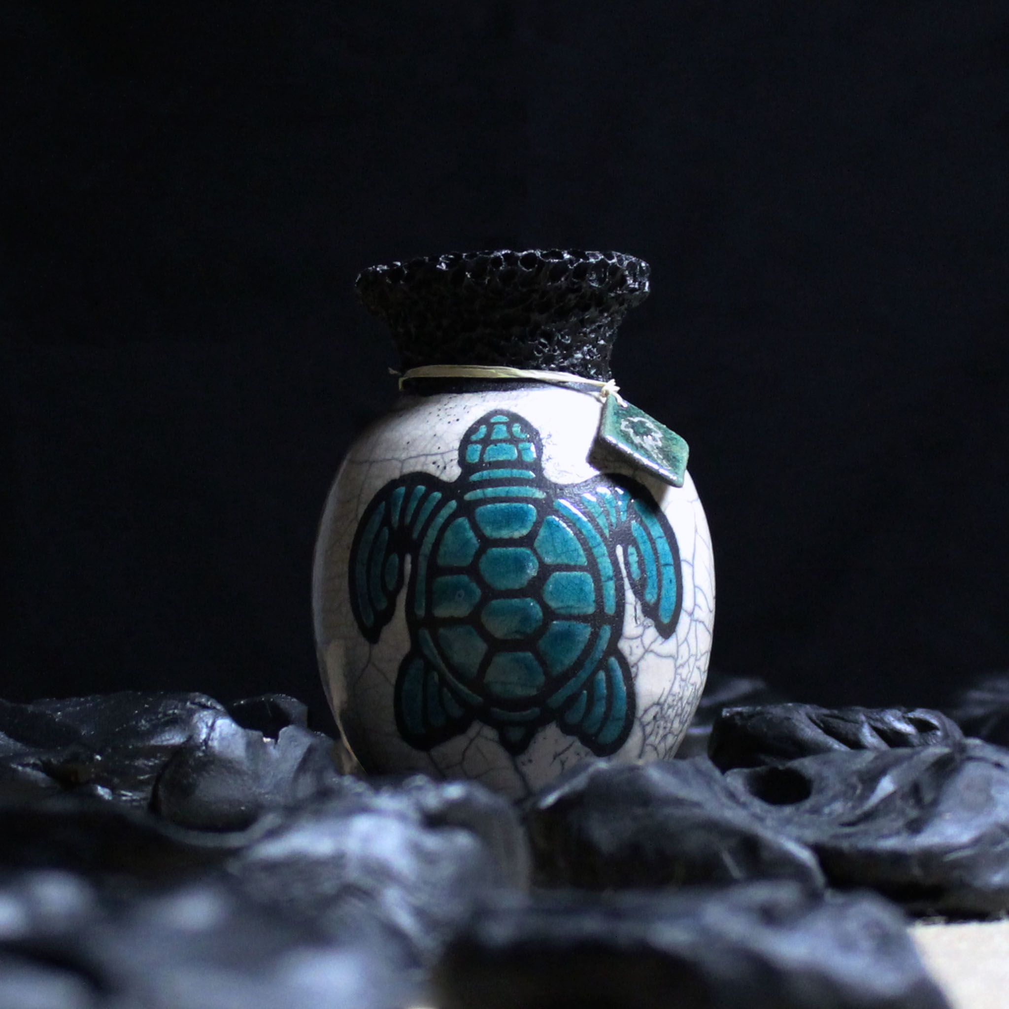 Vase volcan en céramique raku turquoise